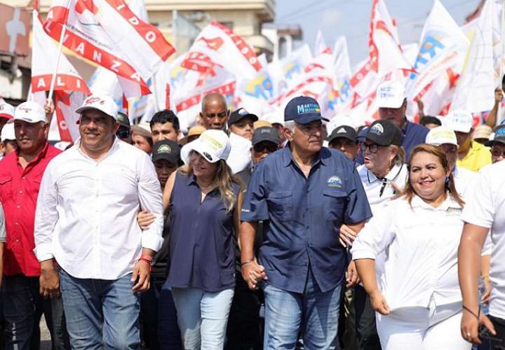 José Raúl Mulino, acompañado de cientos de candidatos, líderes y simpatizantes, participó de dos extensas caminatas este domingo en Las Tablas y Sabana Grande.