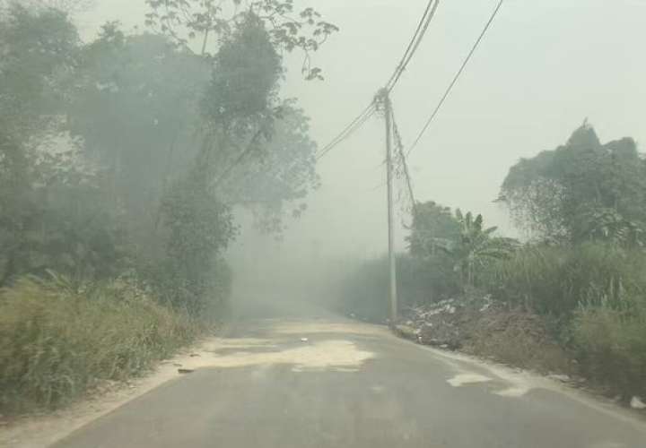 El humo tóxico producto del incendio llega a comunidades cercanas del relleno sanitario.