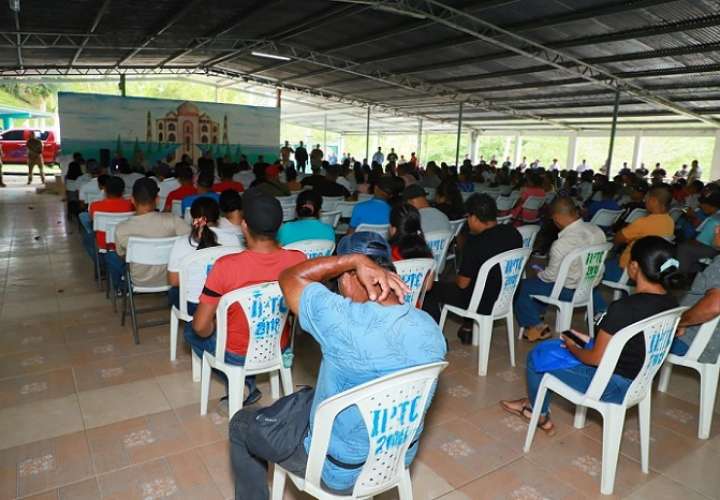 Miembros de la Comisión Intergubernamental para el Cierre Ordenado de Cobre Panamá a los moradores de la comunidad de Coclesito.