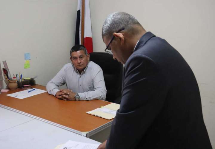 Fiscal Batista revisa documentación de la junta comunal.