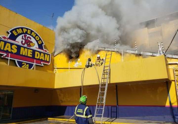 Bomberos luchan contra incendio en local de importadora