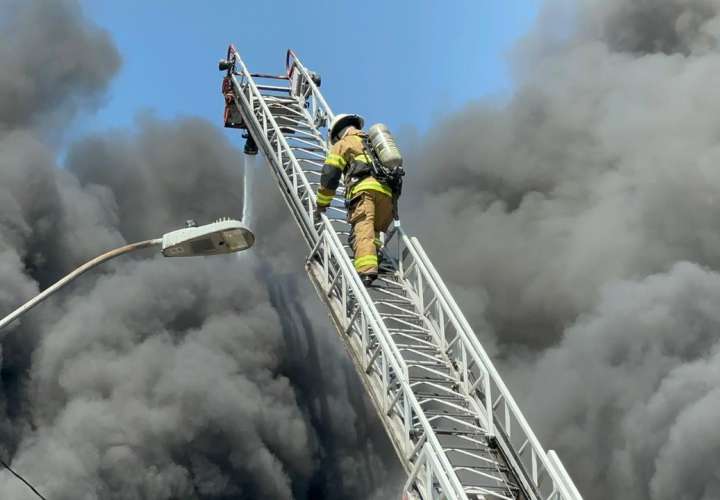 Más de 100 bomberos trabajan para controlar el fuego.