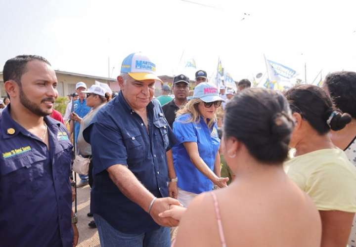 El candidato presidencial José Raúl Mulino, realizó dos grandes caminatas por la ciudad de Aguadulce.
