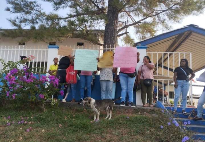 Los padres de familia protestaron en las afueras de la instalación escolar.