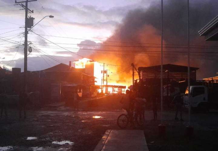 Escena del incendio en Isla Colón.