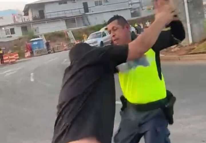 Una de las escenas de la pelea entre el policía y el conductor.