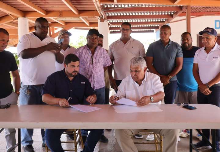 El candidato presidencial, José Raúl Mulino, firma acuerdo con las agrupaciones pesqueras.