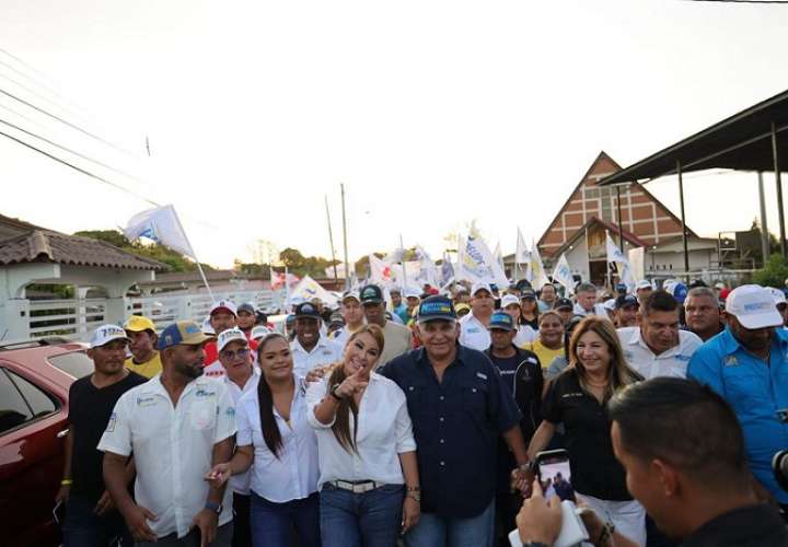 El candidato presidencial José Raúl Mulino efectuó una inmensa caminata en Chitré.