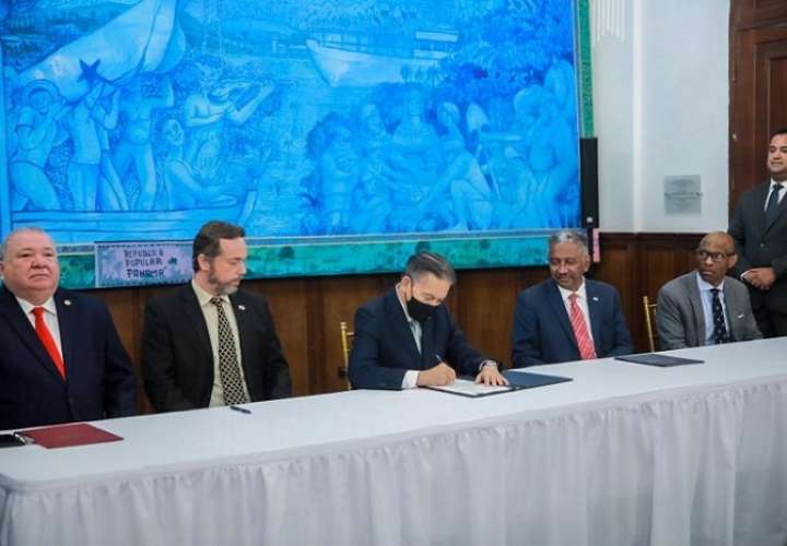 El presidente firmó el Decreto Ejecutivo que establece los lineamientos para el desarrollo e impulso de la actividad de microelectrónicos y semiconductores en el país.