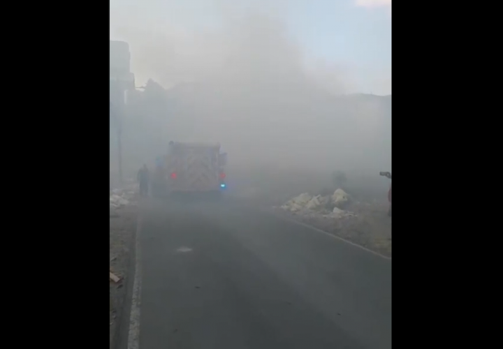 Tres carros bombas fueron destacados para sofocar las llamas.