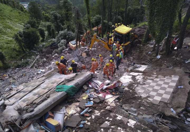 Doce muertos en India tras derrumbarse un edificio