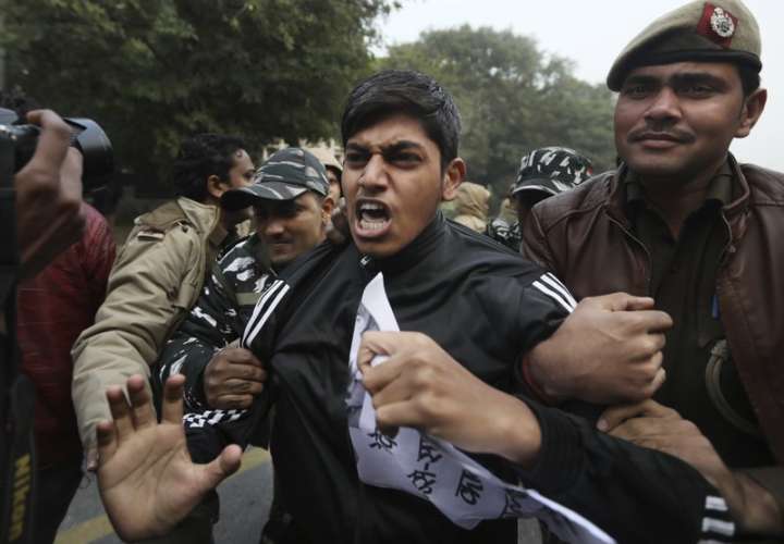 Policía de India reprime protestas y bloquea internet