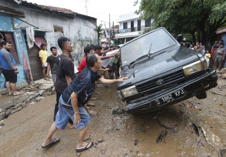 43 muertos y 397.000 desplazados por inundaciones en Indonesia