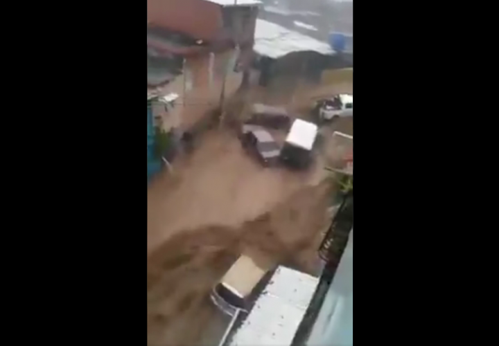 El &quot;río Mocotíes (...) desbordó su cauce normal y entró a las calles principales de la población de Tovar.
