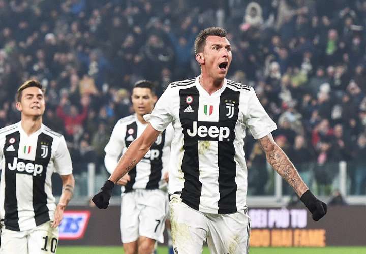 Mario Mandzukic, de la Juventus, estremeció las redes del Inter. / AP