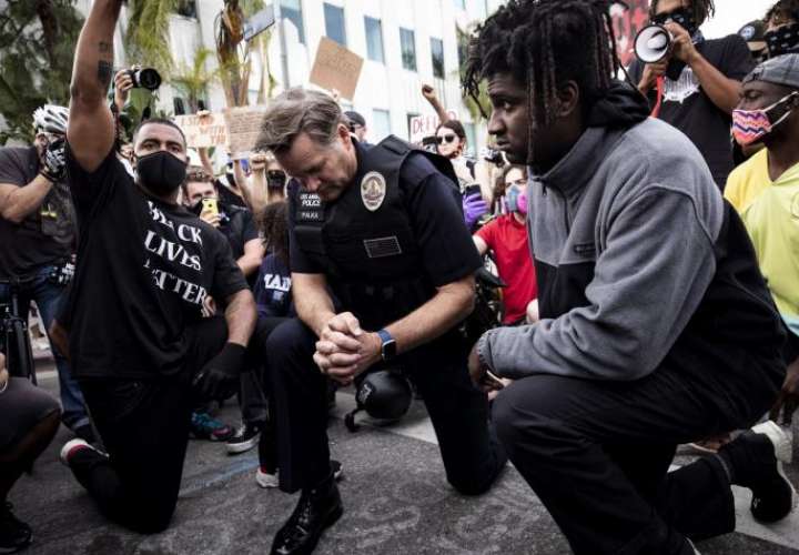 ¿Qué significa que agentes se arrodillen ante manifestantes contra racismo?