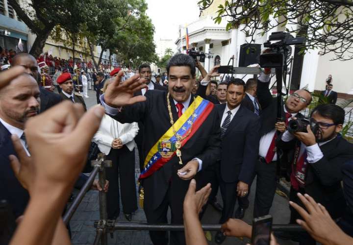 Maduro acusa de conspiración a diplomático de EE.UU.