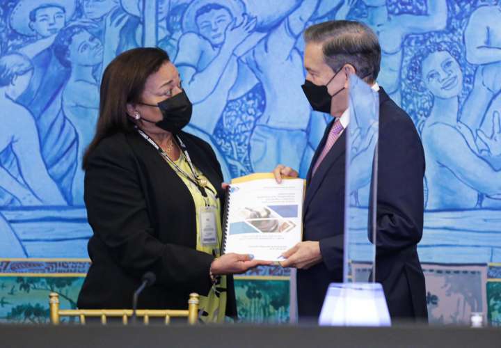 El mandatario recibió el informe de manos de la representante de la Asociación Panameña de Magistrados y Jueces, Ruby de Ibarra.