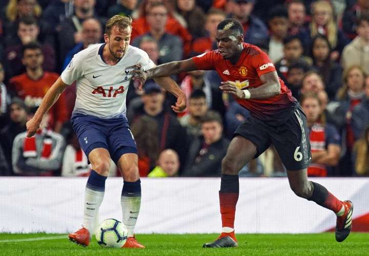 Paul Pogba del Manchester United en acción con Harry Kane del Tottenham durante el partido de la Liga Premier inglesa./EFE