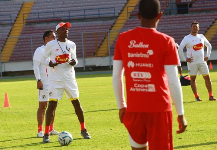 Julio César Dely Valdés da instrucciones a los jugadores durante los entrenamientos de hoy./ Foto: Anayansi Gamez