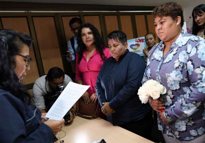 Celebran primer matrimonio gay en Ecuador