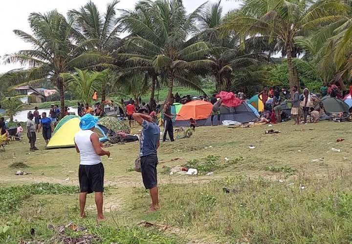 Los migrantes utilizan las playas para instalar sus tiendas de campaña.