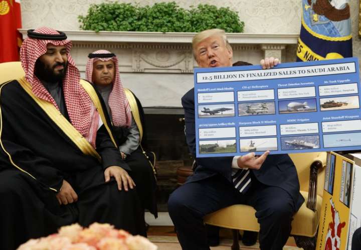 En esta foto de archivo, el presidente Donald Trump muestra un gráfico que destaca las ventas de armas a Arabia Saudita durante una reunión con el príncipe heredero de la corona saudí Mohammed bin Salman. AP