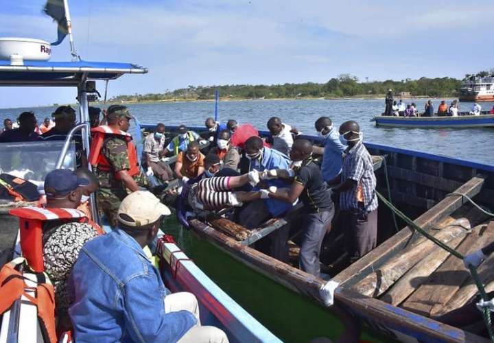 El número de muertos aumentó por encima de 100 después de que el ferry de pasajeros MV Nyerere zozobrara en el lago Victoria. AP