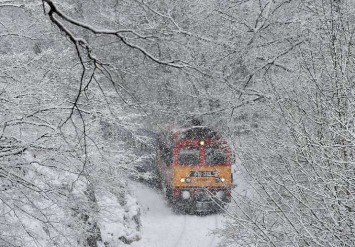Un tren de pasajeros cruza el valle de Cuha en la intensa nevada cerca de Vinye, a unos 140 km al oeste de Budapest, Hungría, el martes 8 de enero de 2019. AP