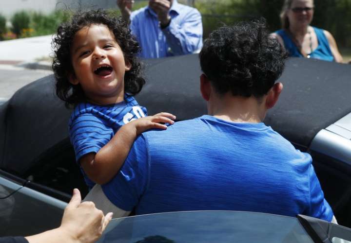 Ever Reyes Mejía, de Honduras, lleva a su hijo a un vehículo después de reunirse y ser liberado por el Servicio de Inmigración y Control de Aduanas de los Estados Unidos en Grand Rapids, Michigan. Foto: AP