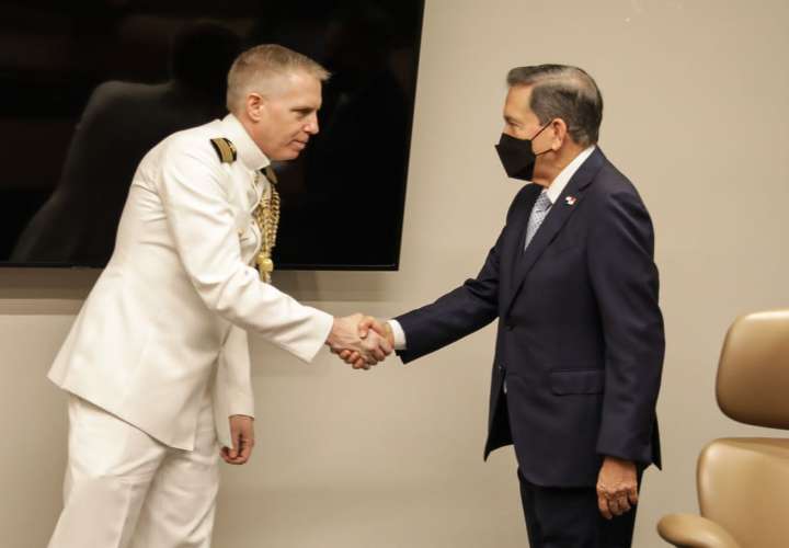Cortizo se reúne con jefe de Marina de Estados Unidos 