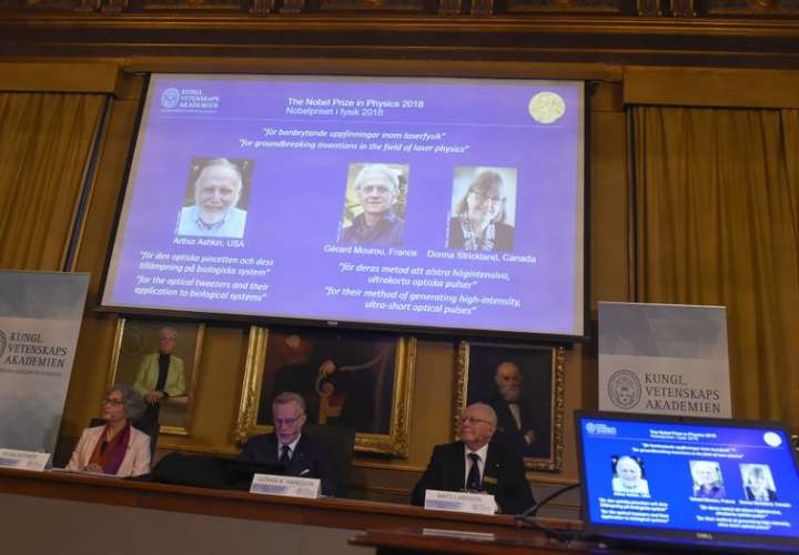 Los tres científicos de los Estados Unidos, Francia y Canadá han sido galardonados con el Premio Nobel de física por los avances en física láser. AP