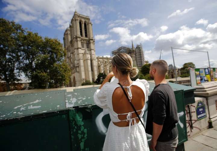 Reanudan labores de restauración y limpieza en Notre Dame