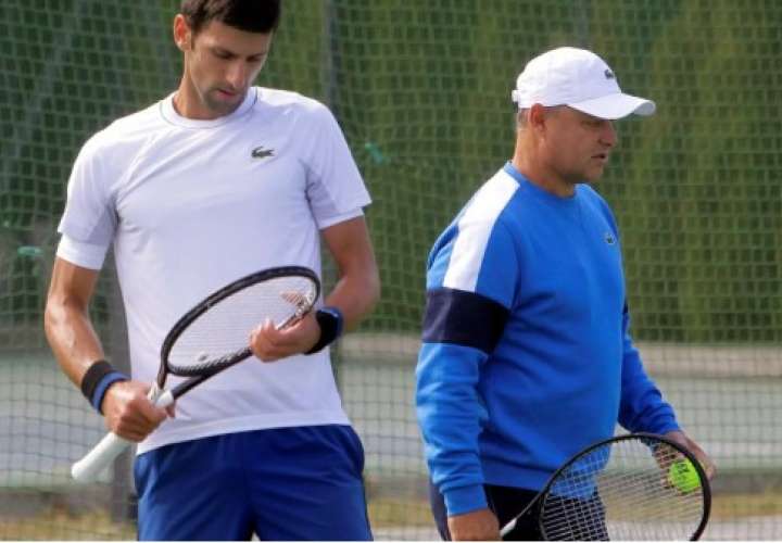 Novak Djokovic (izq.) y su ex entrenador eslovaco Marjan Vajda. Foto: AP