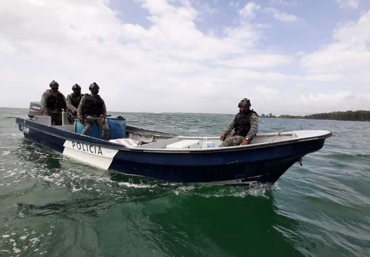 Los estamentos de seguridad realizan recorridos marítimos y terrestres para dar con los narcotraficantes.