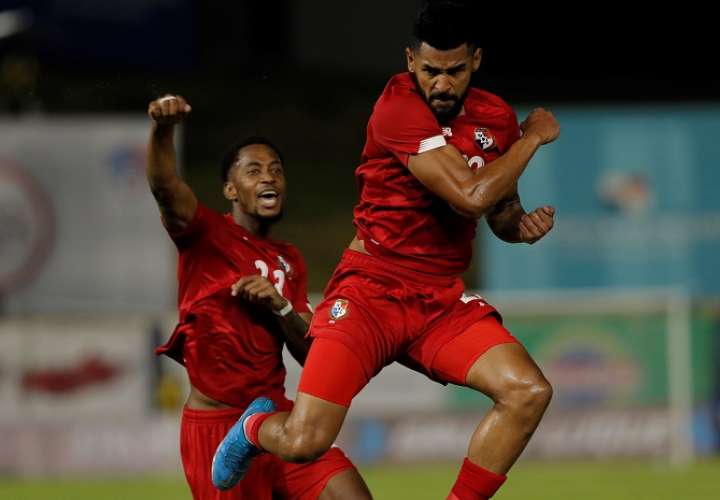 Anibal Godoy (d) de Panamá celebra un gol contra R.Dominicana. /EFE