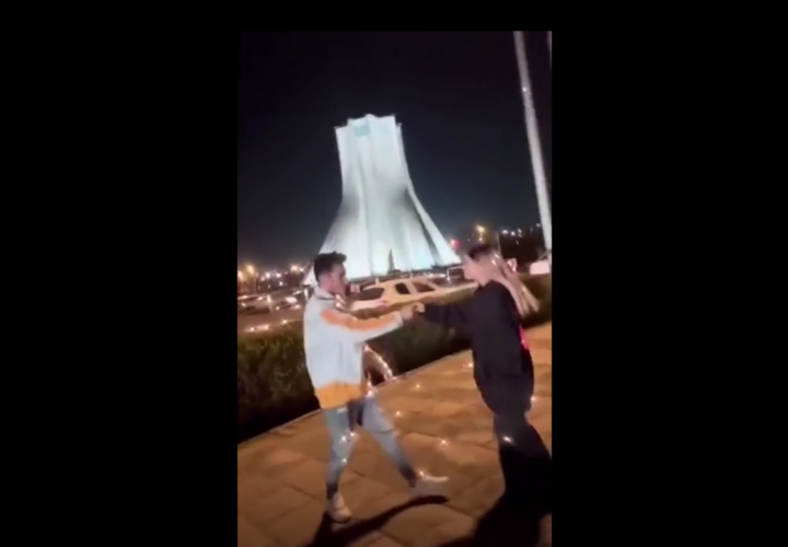 Pareja iraní condenada a diez años de prisión por un video bailando en el que ella no lleva velo.
