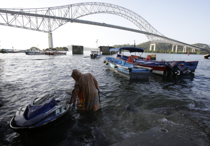 Los pescadores que "desaparecerán" por el cuarto puente del Canal de Panamá