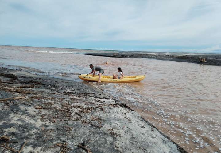 Rescatan  a menores en desembocaduras del río Teta 