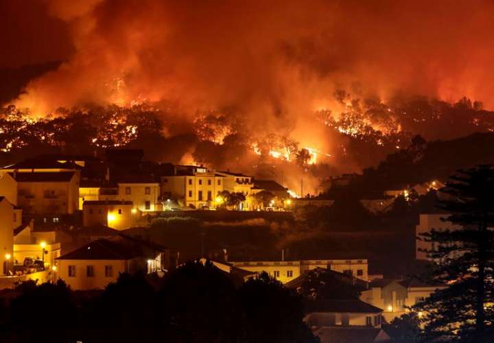 En este incendio, donde tuvieron que ser desalojadas algunas aldeas, resultaron heridos leves 8 bomberos y un agente forestal. Foto: EFE