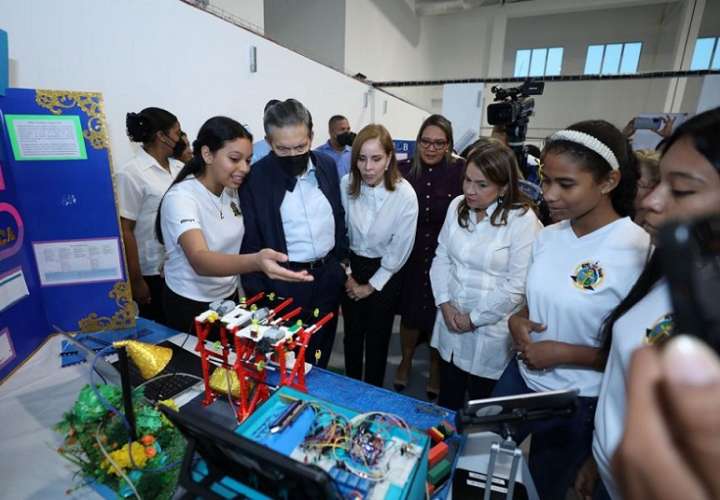 El presidente, Laurentino Cortizo y la primera dama, Yazmín Colón de Cortizo, inauguraron la IX Olimpiada Nacional de Robótica.