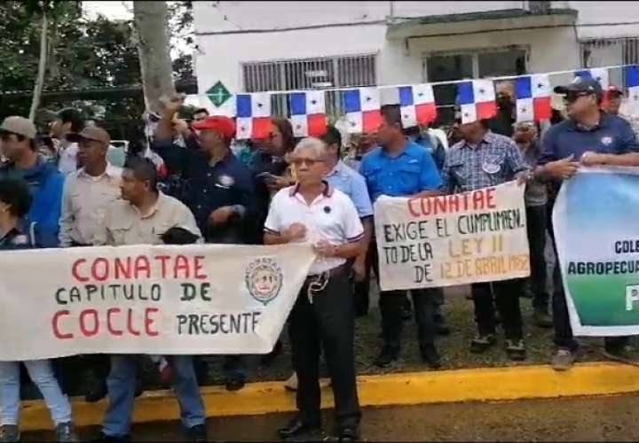 Protesta de los técnicos agropecuarios en la sede del Mida.