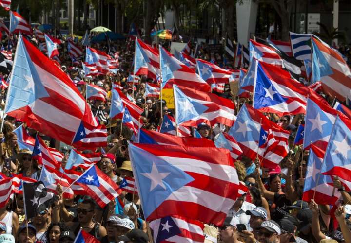 Miles de personas exigen un nuevo líder en Puerto Rico