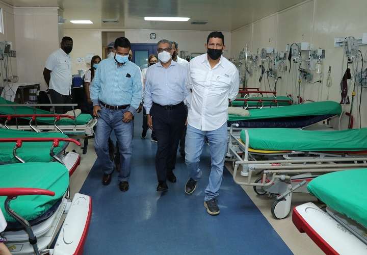 Ministro de Salud, Luis Francisco Sucre, se reunió con el personal médico del hospital Nicolás A. Solano.