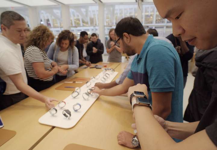  Clientes miran los nuevos relojes Apple, incluyendo la Serie 4 en una tienda Apple en Nueva York. AP