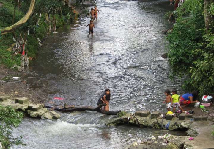 Se bañan y lavan en el río ante la falta de agua potable [Video]