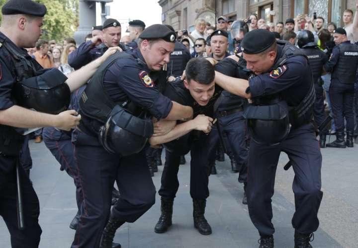 La policía en Rusia reprime a más de mil manifestantes