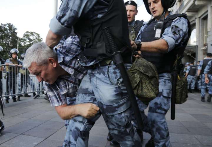 La policía en Rusia reprime a más de mil manifestantes