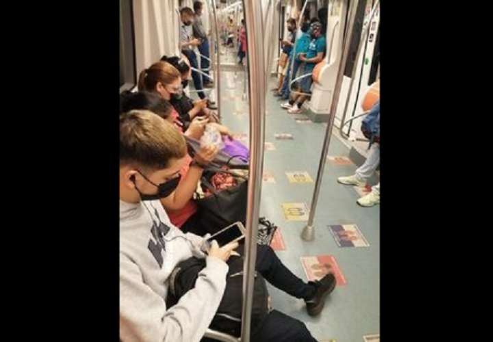 Personas de todas las edades no se colocan sus caretas al viajar en el metro.