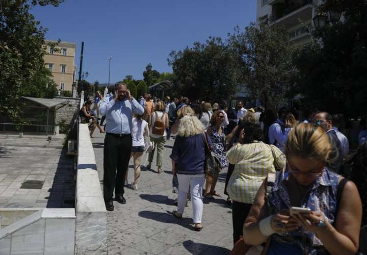 Sismo remece la capital griega y gente sale a las calles